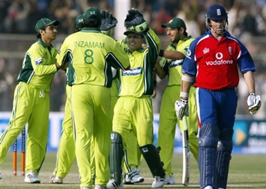 Pakistani team celebrates after the dismissal of Marcus Trescothick