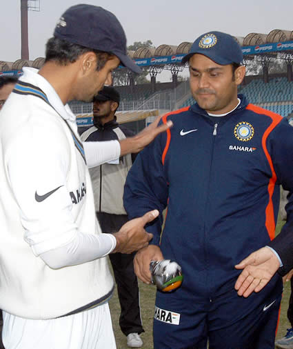 Dravid having discussion with Sehwag