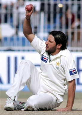 Shahid Afridi takes a catch