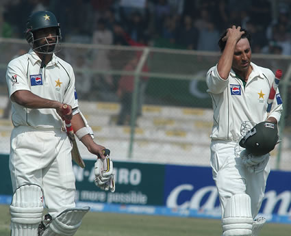 Mohammad Yousaf and Younis Khan leaving the field