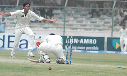 Asif celebrates Tendulkar wicket