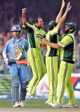 Pakistan team celebrates the wicket of Rahul Dravid