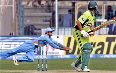 Rahul Dravid takes a catch of Salman Butt