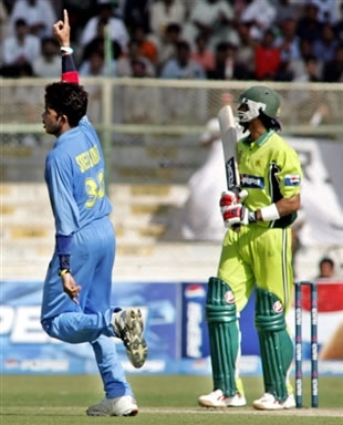 Sreesanth celebrates the wicket of Shoaib Malik