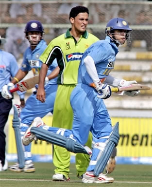 Rahul Dravid & Gautam Gambhir take runs between the wicket