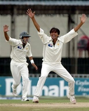 Mohammad Asif & Faisal Iqbal successful appeal for lbw