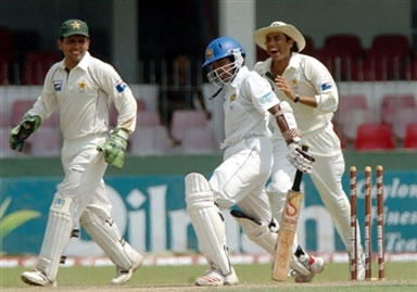 Kamran Akmal & Younis Khan celebrates the dismissal of Malinga