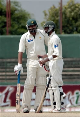 Inzamam-ul-Haq having discussion with Shoaib Malik