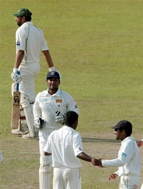 Inzamam-ul-Haq walks back to the pavilion