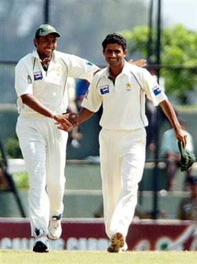 Razzaq congratulates by Kaneria after taking a wicket