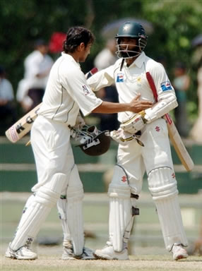 Younis Khan congratulates Mohammad Yousuf on making the winning run