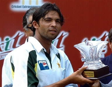 Mohammad Asif holds the 'Man of the Series' trophy