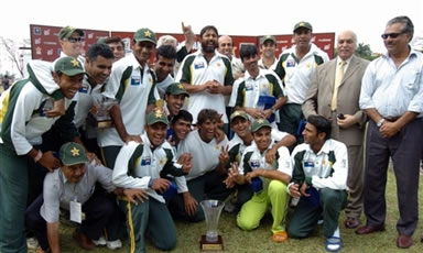 Pakistan cricket team pose with the trophy