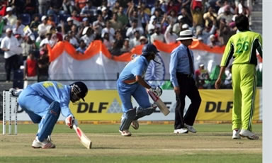 Rahul Dravid & Virender Sehwag running between the wickets