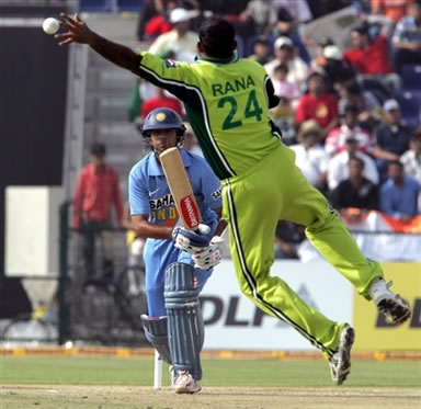 Naved-Ul-Hasan tries to catch the ball