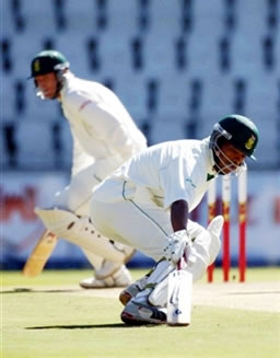 Shaun Pollock & Makhaya Ntini takes run between the wickets