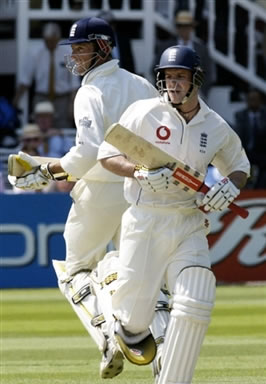 Strauss & Trescothick takes run between the wickets