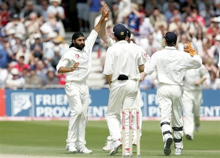 Panesar celebrates the wicket of Tharanga