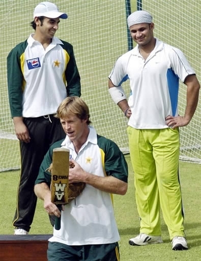 Jonty Rhodes gives fielding tips to Pakistani cricketers