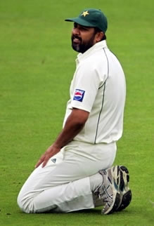 Inzamam-ul-Haq reacts as Imran Farhat drops the catch of Cook