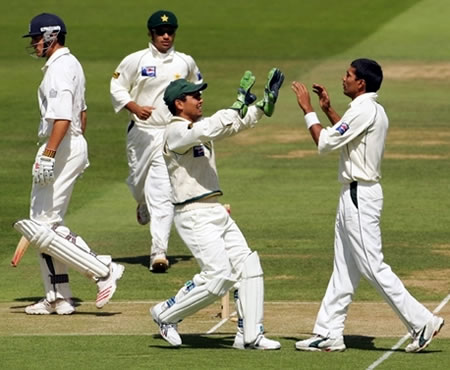 Mohammad Sami celebrates with Kamran Akmal after taking the wicket